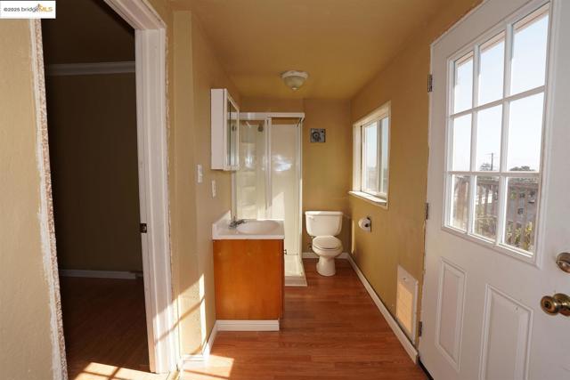 6084 Monterey AVE, Richmond CA: https://media.crmls.org/mediaz/6262a6d4-6a5b-415c-96f5-6268ebfb34ae.jpg