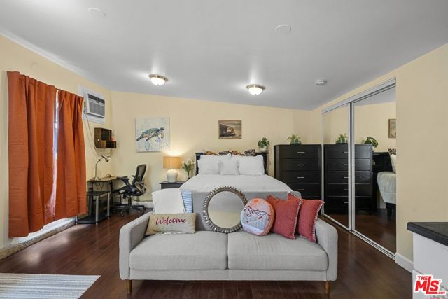 7659 Lindley Avenue, Reseda CA: https://media.crmls.org/mediaz/6262e92d-33a0-4db8-9aac-2c7e066d552d.jpg