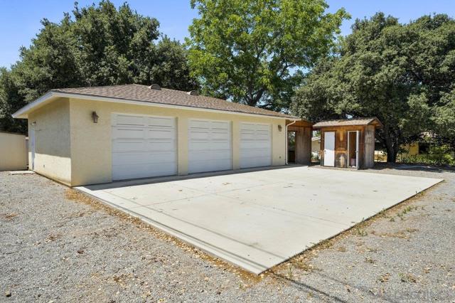 1353 Roxanne Dr, El Cajon CA: https://media.crmls.org/mediaz/62641a17-5336-47e7-a8bb-0ed62e52cc25.jpg