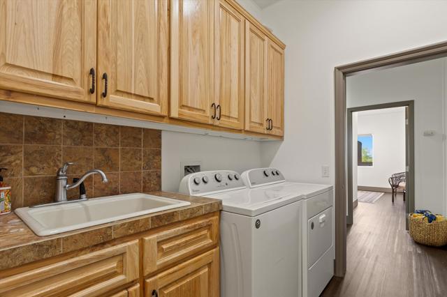 60377 Pueblo Trail, Joshua Tree CA: https://media.crmls.org/mediaz/62664bef-8b29-449e-ac26-e75185190633.jpg