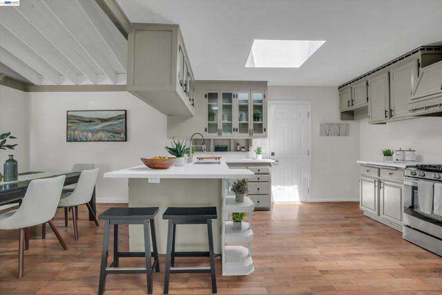 Image 12 of 36 For 16188 Yale Ave