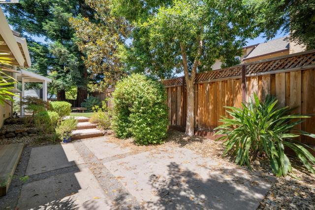 7467 Sundrop Ct, Pleasanton CA: https://media.crmls.org/mediaz/6266e0e7-5cac-46e8-9528-6184acd8b005.jpg