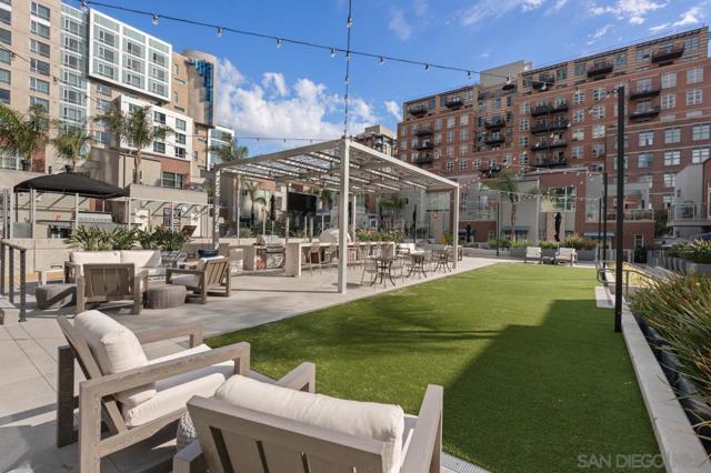 800 The Mark, San Diego CA: https://media.crmls.org/mediaz/62671afb-ea64-49e1-ae84-84c65d2c9f4d.jpg