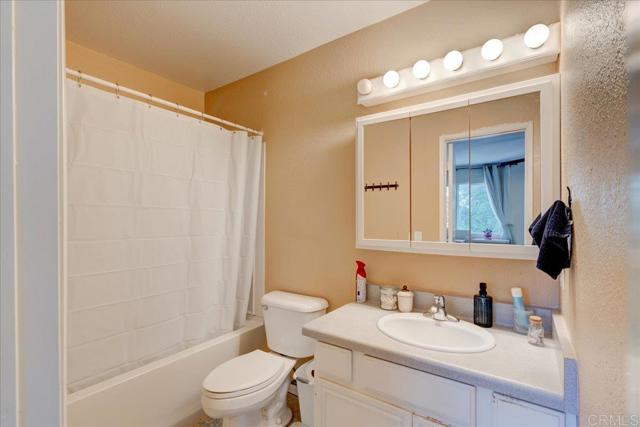 15720 Zeigler Court, Ramona CA: https://media.crmls.org/mediaz/6267307a-c380-4c17-9118-88534e9ef110.jpg