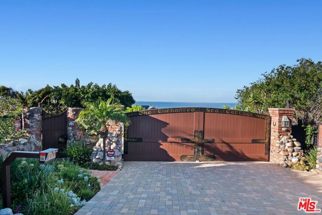 7007 Birdview Avenue, Malibu CA: https://media.crmls.org/mediaz/6267d964-7e7c-459a-a971-f9e9958674e3.jpg