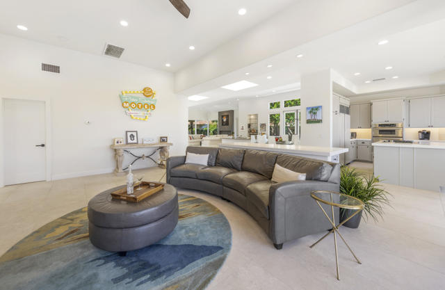 73042 Galleria Court, Palm Desert CA: https://media.crmls.org/mediaz/62681f7a-ea81-4adc-b6f9-4abca7221f7f.jpg