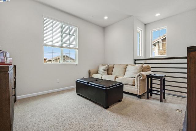 268 Coolcrest Dr, Oakley CA: https://media.crmls.org/mediaz/626862f6-b9c6-4d0a-abfb-6e1981fbbf3c.jpg