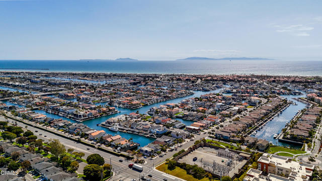 3960 W Hemlock Street, Oxnard CA: https://media.crmls.org/mediaz/6268bff1-7506-4770-b12f-a8da8c77ab35.jpg