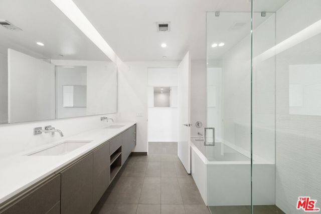 935 N San Vicente Boulevard, West Hollywood CA: https://media.crmls.org/mediaz/626917b8-6f72-4567-a313-9725cbfe7e56.jpg