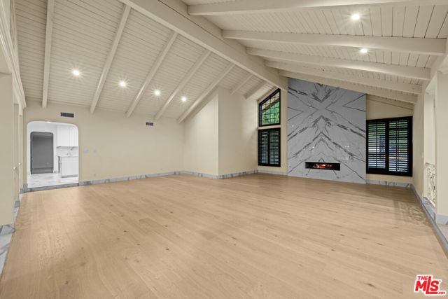 17449 Sumiya Drive, Encino CA: https://media.crmls.org/mediaz/6269687e-a1bb-4ae5-9776-2e3efb2efbcf.jpg