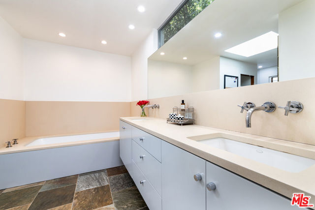 9323 Flicker Way, Los Angeles CA: https://media.crmls.org/mediaz/6269ec89-5619-44a4-ade5-11f1489d92d1.jpg
