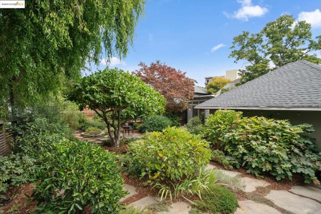 408 Euclid Ave, Oakland CA: https://media.crmls.org/mediaz/626a606f-7e26-4f91-8f20-3b34e178c707.jpg