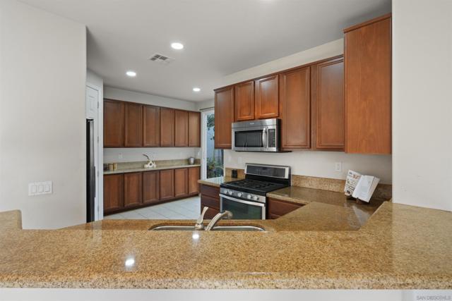 1445 Caminito Sicilia, Chula Vista CA: https://media.crmls.org/mediaz/626b33b8-bb2e-4401-9ef3-925edc60b367.jpg