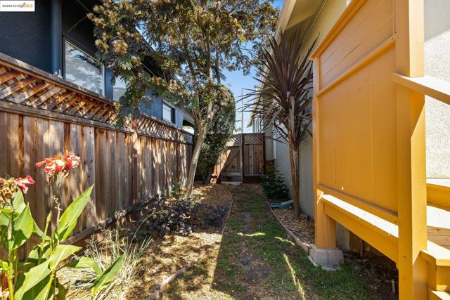 393 43Rd St, Oakland CA: https://media.crmls.org/mediaz/626b50c7-12c7-4596-aac7-b8063f2c6b1c.jpg