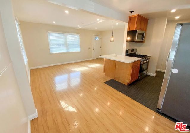 1205 Appleton Way, Venice CA: https://media.crmls.org/mediaz/626b7a97-c4a3-429e-bfc6-b86464489893.jpg