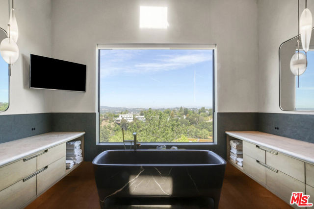 9152 Janice Place, Beverly Hills CA: https://media.crmls.org/mediaz/626cd2ad-f180-460f-8cbb-6ceb0c2bb182.jpg