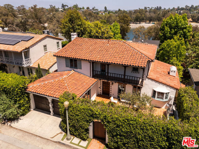 2248 Kenilworth Avenue, Los Angeles CA: https://media.crmls.org/mediaz/626d0ddf-bd7d-4fa3-acf1-215e294a9e81.jpg