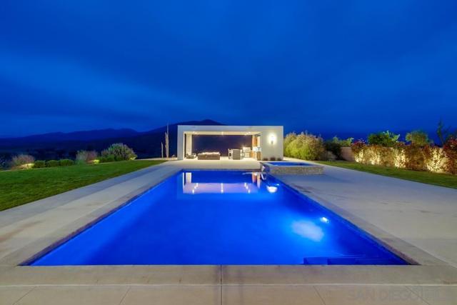 2885 Gate Three Place, Chula Vista CA: https://media.crmls.org/mediaz/626de322-3880-4497-ba48-a1c44c9d6a93.jpg