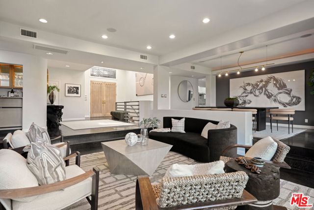 3275 N Knoll Drive, Los Angeles CA: https://media.crmls.org/mediaz/626e15cb-dd4a-4b31-b11a-a36084faf95c.jpg
