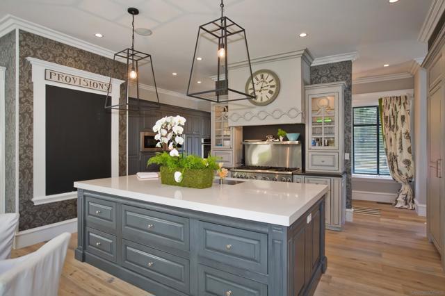 1105 F Avenue, Coronado CA: https://media.crmls.org/mediaz/626e1a26-e446-4786-8d31-4e4c6e2b501e.jpg