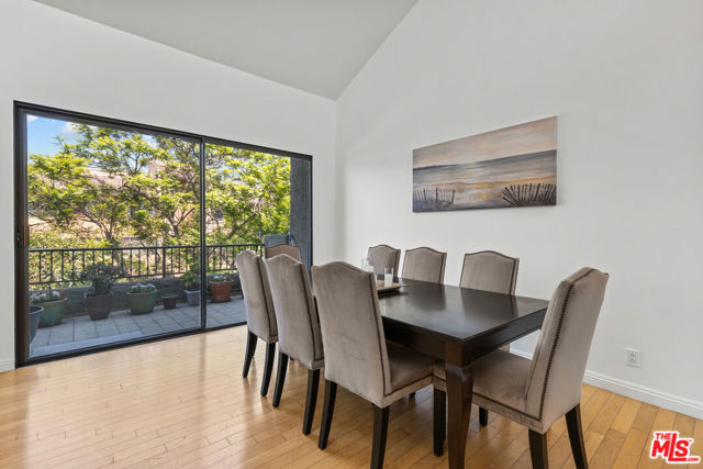 1506 S Bentley Avenue, Los Angeles CA: https://media.crmls.org/mediaz/626e2d2f-975d-44f9-8856-4e2ac0fb16bf.jpg