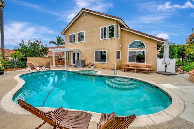 1976 Vineyard Ave, Vista CA: https://media.crmls.org/mediaz/626f8b23-013a-45ed-b4f6-2168e814812c.jpg