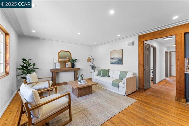 365 Pestana Pl, Livermore CA: https://media.crmls.org/mediaz/626fa809-6b2a-4cfb-ae4c-30c2cf1f483d.jpg