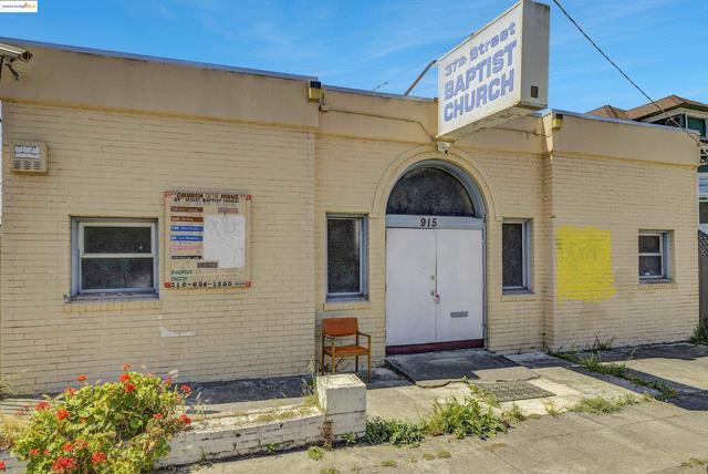 915 37Th St, Oakland CA: https://media.crmls.org/mediaz/62703145-ecd5-498b-8c31-eda981e9395c.jpg