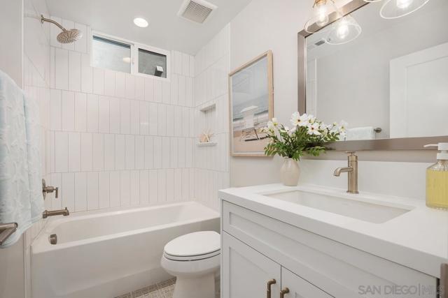 559 N Vulcan Ave, Encinitas CA: https://media.crmls.org/mediaz/62707dd2-f153-422e-bbe2-5c79b55a5385.jpg