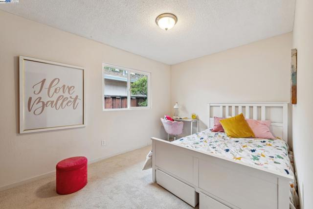 413 Grand St, Alameda CA: https://media.crmls.org/mediaz/6270cabc-a2f2-4b25-9d61-7591ab1d0da5.jpg
