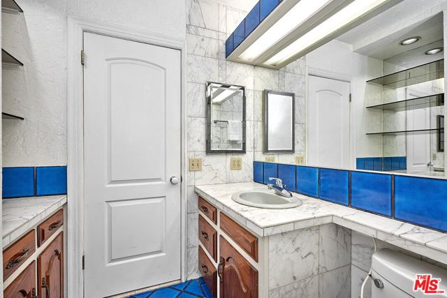 424 N Arden Boulevard, Los Angeles CA: https://media.crmls.org/mediaz/6272787f-9769-4555-a554-aa5011fd4dab.jpg