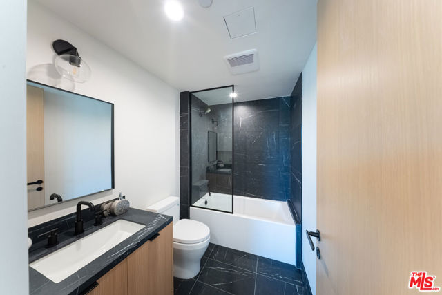 10352 Riverside Drive, Toluca Lake CA: https://media.crmls.org/mediaz/62735780-2760-42dd-84d7-4ceaef0d2fda.jpg