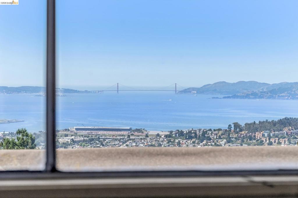 https://media.crmls.org/mediaz/62736b00-0b21-4429-bc3a-1a4c126b5074.jpg?preset=X-Large