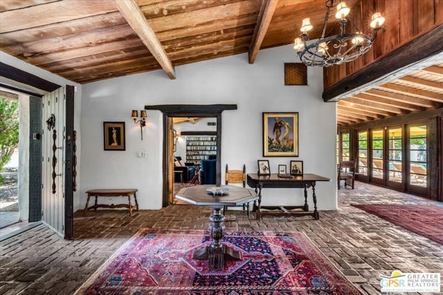 1011 E El Alameda, Palm Springs CA: https://media.crmls.org/mediaz/6273e169-d23b-4d51-a34d-29050dfb5a49.jpg
