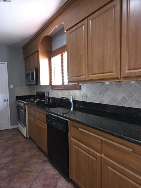 2305 Tennessee St, Vallejo CA: https://media.crmls.org/mediaz/62743fce-19c9-49d7-9f5a-609e70e873b9.jpg