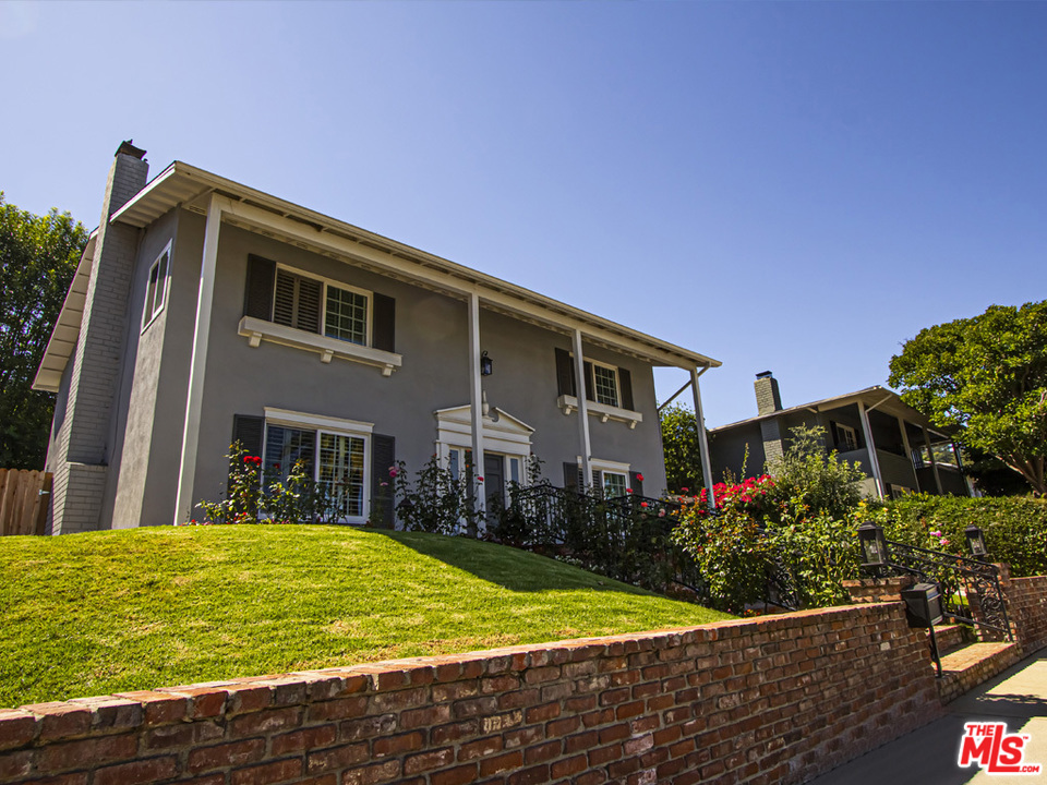 3186 DONA MARTA Drive, Studio City, CA 91604