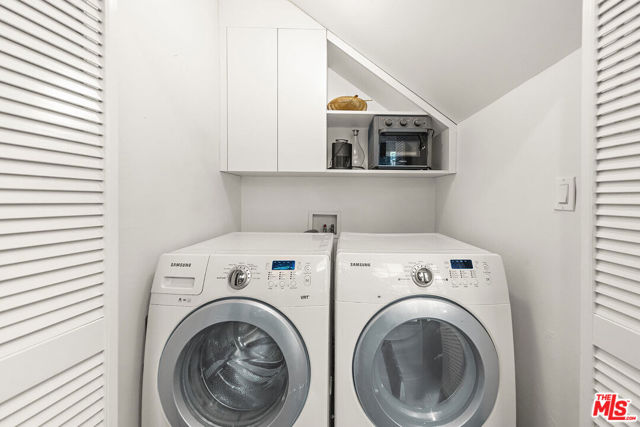 6626 Cahuenga Terrace, Los Angeles CA: https://media.crmls.org/mediaz/62751e42-cd00-4607-a6c7-b112fb39812f.jpg