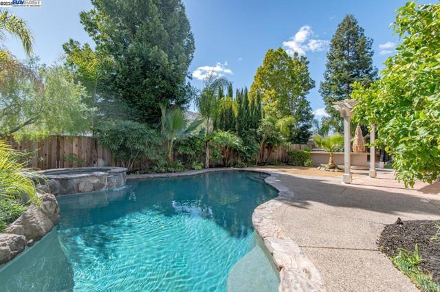2405 Vintage Lane, Livermore CA: https://media.crmls.org/mediaz/62757d2b-04d8-41dd-a7aa-35359c376265.jpg