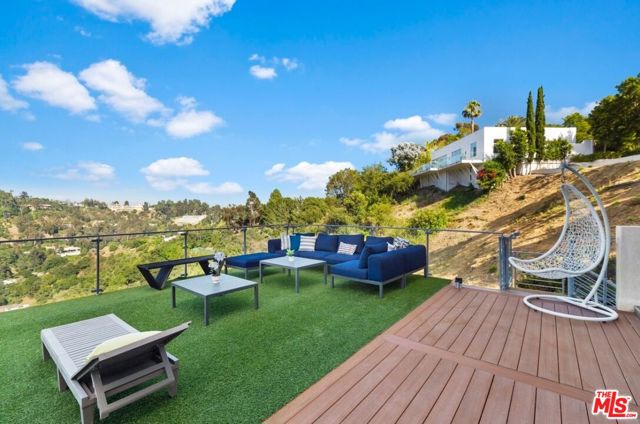 1018 Stradella Road, Los Angeles CA: https://media.crmls.org/mediaz/6275e6a1-db64-44ce-831d-7a6e9050e208.jpg