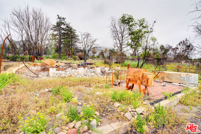 683 E Pine Street, Altadena CA: https://media.crmls.org/mediaz/6275eece-a34b-40a3-93ea-7a2baaafd037.jpg