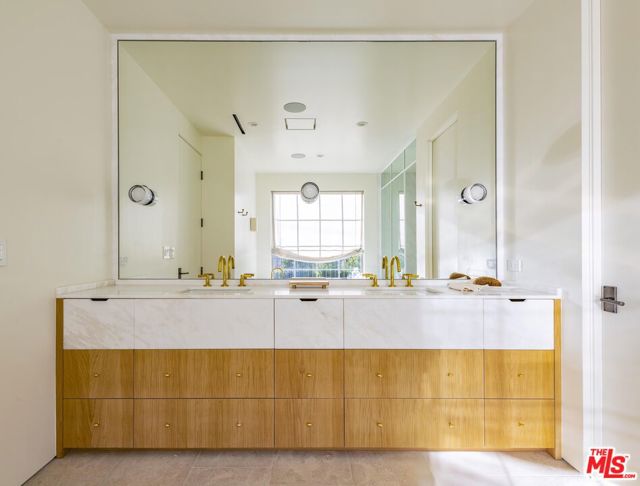4209 Vantage Avenue, Studio City CA: https://media.crmls.org/mediaz/627698dd-f1eb-46d7-9c6d-7ae330d1d569.jpg