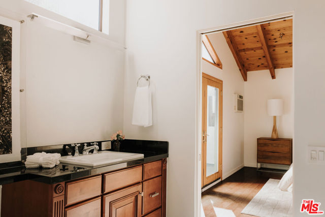 25620 Nebo Dr, Calabasas CA: https://media.crmls.org/mediaz/6276a67b-0c10-4f1a-97d0-28cca0b54c63.jpg