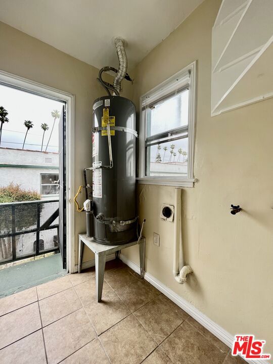 4424 1/2 Arlington Avenue, Los Angeles CA: https://media.crmls.org/mediaz/62772ef2-2b99-4ffe-b2ea-e061c5481cfc.jpg
