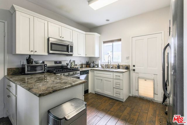 1943 19th Street, Santa Monica CA: https://media.crmls.org/mediaz/6277a77e-0278-4d9a-aaad-01b119cf52f1.jpg