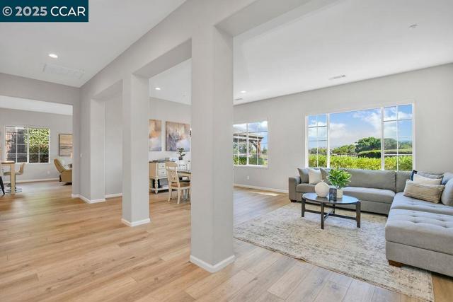 2560 Risebridge Ct, Brentwood CA: https://media.crmls.org/mediaz/6277b39c-eb43-4784-ac2a-3ce5c9269b82.jpg