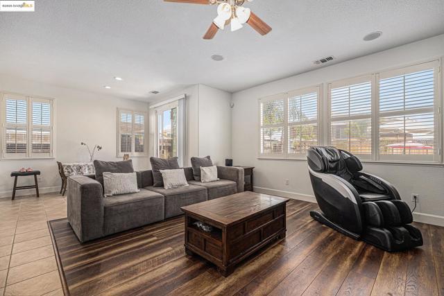 140 Ridge Crest Ct, Oakley CA: https://media.crmls.org/mediaz/6277ba98-1ea7-47f8-9cec-9a4e8948fb43.jpg