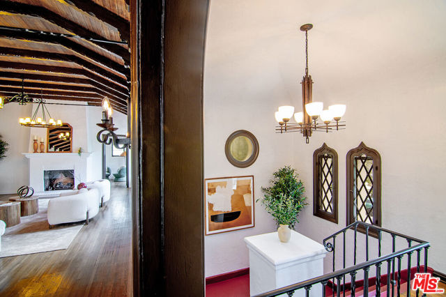336 N Orange Drive, Los Angeles CA: https://media.crmls.org/mediaz/6277daca-288b-44c8-b272-504f5ae37254.jpg