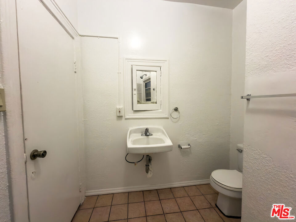 https://media.crmls.org/mediaz/6278b8cc-299c-4a03-8bd3-0cf45d99d201.jpg?preset=X-Large