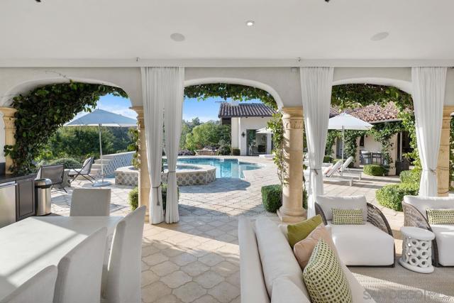 16304 Via De Santa Fe, Rancho Santa Fe CA: https://media.crmls.org/mediaz/6278c445-5070-47ed-b514-9c3a27debddd.jpg