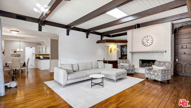 4559 Morella Avenue, Valley Village CA: https://media.crmls.org/mediaz/6278f3d7-28d6-4392-addd-6e2a0b07b641.jpg